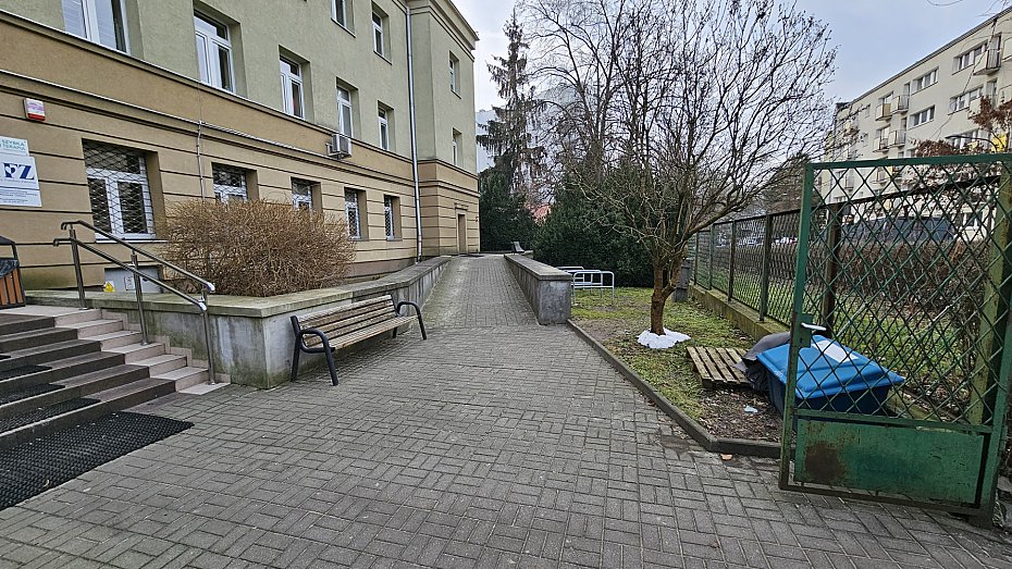 Wysoki krawężnik przy przychodni blokuje rowerzystów?