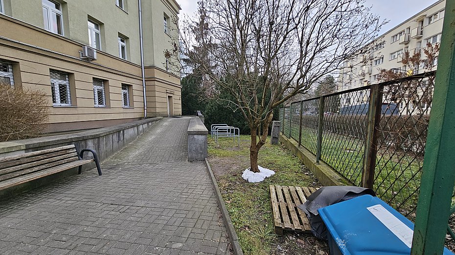 Wysoki krawężnik przy przychodni blokuje rowerzystów?