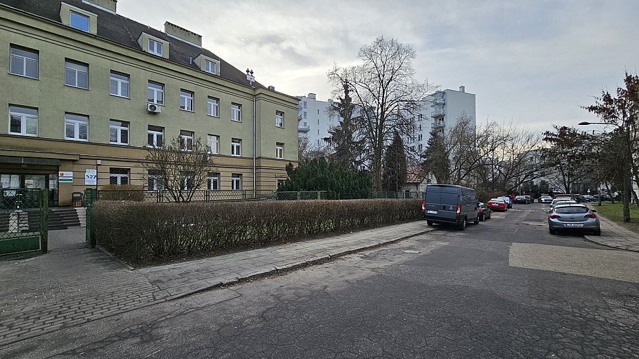 Wysoki krawężnik przy przychodni blokuje rowerzystów?
