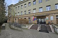 Wysoki krawężnik przy przychodni blokuje rowerzystów?