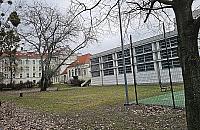 Ogrody liceum przy Elbląskiej ponownie w grze